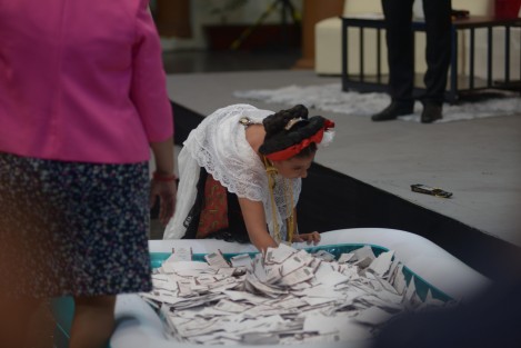 Debido a que fueron miles los veracruzanos que cumplieron con su obligación oportunamente,  de última hora  se tuvieron que utilizar albercas para poder realizar el sorteo de manera que fuera equitativo.