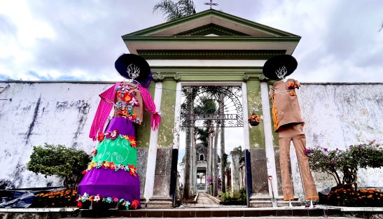 Dos catrinas gigantes resguardan la entrada al Panteón Antiguo de Xalapa, comúnmente conocido como 5 de Febrero. Este año tampoco habrá recorrido al interior del mismo, pero sí un espectáculo de leyendas. 