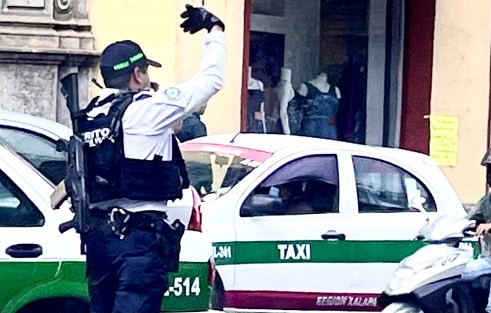 Es tendencia... policía vial al estilo Medio Oriente.