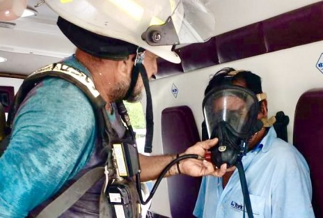 Bomberos regionales de Cuitláhuac, Ver, atendieron a 3 trabajadores que resultaron intoxicados al realizar labores de limpieza y pintura en una cisterna, sin contar con el equipo adecuado. 