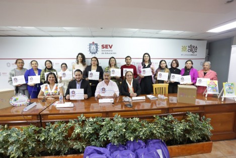  En el marco del Día Mundial de la Alimentación, la Secretaría de Educación de Veracruz y la empresa Nestlé entregaron 240 mochilas del programa _Niños Saludables_ a jefas de sector y supervisoras de preescolar estatales y federales de Coatepec y Veracruz.