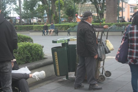 Separación de residuos en la capital veracruzana, aún es una falacia. Ni las personas siguen la indicación de los botes en el parque Juárez, donde el trabajador de Limpia Pública finalmente deposita todo en un mismo bote. 