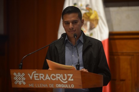  En conferencia de prensa del gobernador, Cuitláhuac García Jiménez, el director de Información Luis Alberto Casas aclaró lo difundido en el noticiero Por la mañana de Radio Fórmula con Ciro Gómez Leiva y la presidenta de Alto al Secuestro, Isabel Miranda de Wallace quienes califican como negativo el desempeño de este gobierno en el combate al delito.