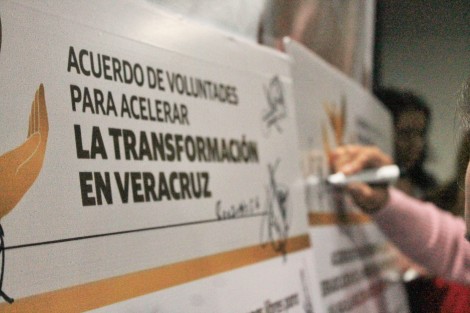 Manuel Huerta invitó a las presentes a firmar, si así lo deseaban, su Acuerdo de Voluntades para acelerar la Transformación en Veracruz. 
