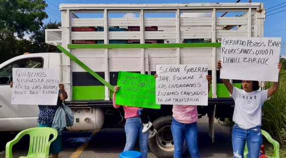 Vecinos de la comunidad de Guadalupe Victoria mejor conocida como Potrero Nuevo, municipio de San Rafael, Ver. bloquearon la carretera federal 129 exigiendo a las autoridades la aparición de Daniel Z., desaparecido el sabado 14, tras haber estado en el un bar de Martínez de la Torre.