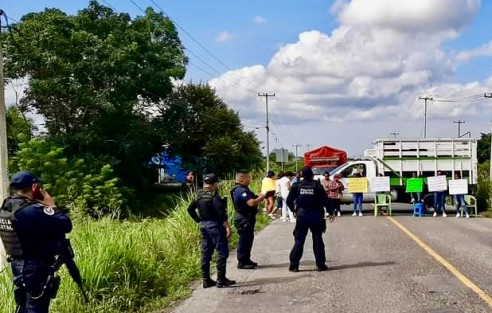 Vecinos de la comunidad de Guadalupe Victoria mejor conocida como Potrero Nuevo, municipio de San Rafael, Ver. bloquearon la carretera federal 129 exigiendo a las autoridades la aparición de Daniel Z., desaparecido el sabado 14, tras haber estado en el un bar de Martínez de la Torre.
