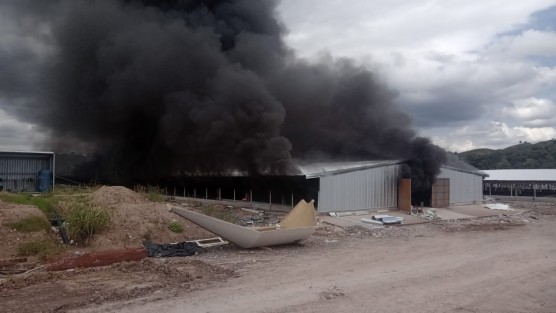 A causa de un cortocircuito se inició  un aparatoso incendio en una bodega industrial  en inmediaciones de la comunidad de Casa Blanca, a un costado de la carretera Hallibourton - Adolfo Ruiz Cortines, municipio de Papantla. Afortunadamente solo hubo pérdidas  maternales. 