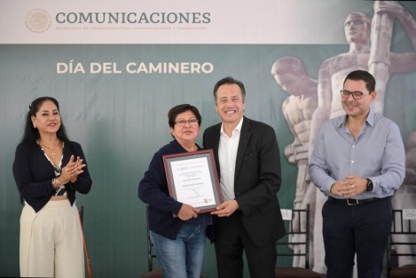 El Gobierno del Estado reconoce el esfuerzo y vocación de servicio de quienes protagonizan la infraestructura carretera en el país, desde su planeación hasta su construcción, expresó el gobernador Cuitláhuac García Jiménez al reunirse con trabajadores de la Secretaría de Infraestructura, Comunicaciones y Transporte (SICT), delegación Veracruz.