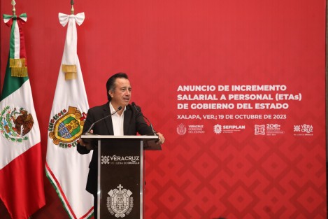  En el marco del Día del Empleado Estatal, el gobernador Cuitláhuac García Jiménez dio a conocer el incremento salarial del 6 por ciento a partir de la segunda quincena de octubre, más un estímulo anual equivalente a 30 días de sueldo tabular para 5 mil 307 trabajadores sin base que, por años, han quedado rezagados en materia de retribuciones.