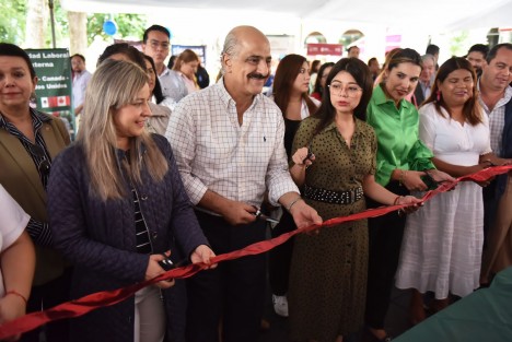  La suma de esfuerzos con el Gobierno del Estado permite que Xalapa sea una palanca de desarrollo y crecimiento donde se generan importantes fuentes de trabajo gracias a una obra pública sin precedentes, afirmó el presidente municipal Ricardo Ahued Bardahuil, durante la inauguración de la Feria Nacional de Empleo para la Inclusión Social.