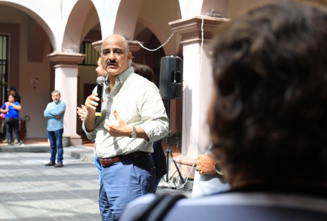 A la gente de Xalapa le vamos a cumplir con obra pública y acciones ambientales para que los niños ya no caminen sobre drenajes o se expongan a enfermedades y contaminación, aseguró el alcalde Ricardo Ahued Bardahuil, durante una jornada de atención ciudadana celebrada en el patio central de Palacio Municipal.