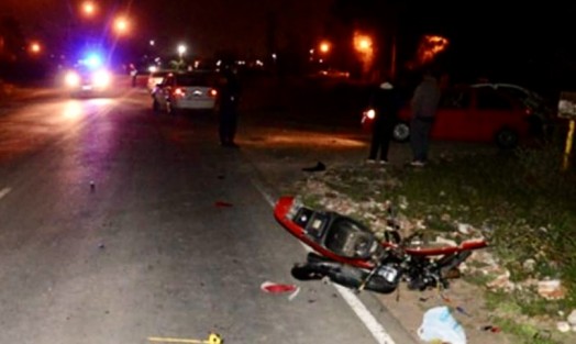  Un trágico accidente, se registro al filo de las 06:00 horas de este Sábado 21 de Octubre del presente año en la carretera Tuxpan a Tamiahua. Cuando un elemento de la Policía Municipal de este municipio costero, perdiera la vida; tras derrapar de la motocicleta, que conducía e impactarse contra un poste de la Comisión Federal de Electricidad.