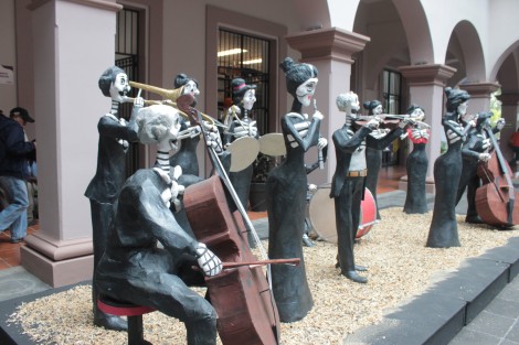 Con el apoyo del Taller de Arte Popular, el Ayuntamiento de Xalapa ha puesto a tono con estas fechas, los espacios municipales, lo cual es un atractivo para propios y extraños.