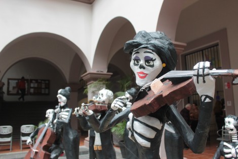 Con el apoyo del Taller de Arte Popular, el Ayuntamiento de Xalapa ha puesto a tono con estas fechas, los espacios municipales, lo cual es un atractivo para propios y extraños.