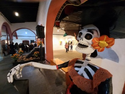 Con el apoyo del Taller de Arte Popular, el Ayuntamiento de Xalapa ha puesto a tono con estas fechas, los espacios municipales, lo cual es un atractivo para propios y extraños.