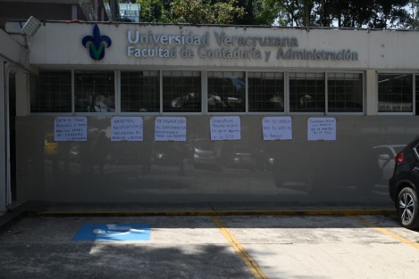 Catedráticos de la facultad de Contaduría y Administración  de la Universidad Veracruzana, en Xalapa, Ver., realizaron paro de labores en forma de protesta para exigir transparencia en los procesos de asignación de interinatos y jefes de carrera.