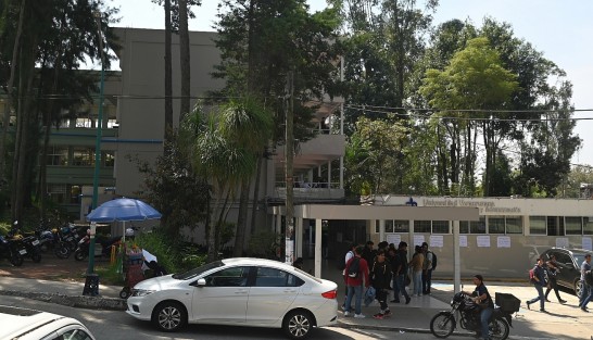 Catedráticos de la facultad de Contaduría y Administración  de la Universidad Veracruzana, en Xalapa, Ver., realizaron paro de labores en forma de protesta para exigir transparencia en los procesos de asignación de interinatos y jefes de carrera.
