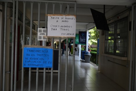 Catedráticos de la facultad de Contaduría y Administración  de la Universidad Veracruzana, en Xalapa, Ver., realizaron paro de labores en forma de protesta para exigir transparencia en los procesos de asignación de interinatos y jefes de carrera.