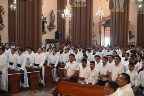 Una de las misas tradicionales de la mañana de este día, es la celebrada con seminaristas de la Arquidiócesis de Xalapa y otras Diócesis. San Rafael veía a este centro formador de sacerdotes, como algo esencial, a un obispo le puede faltar su catedral, pero no su seminario, solía expresar el santo obispo de Veracruz. 