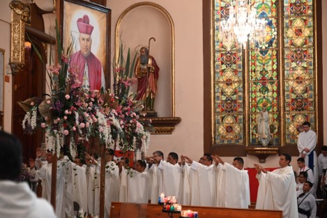 Una de las misas tradicionales de la mañana de este día, es la celebrada con seminaristas de la Arquidiócesis de Xalapa y otras Diócesis. San Rafael veía a este centro formador de sacerdotes, como algo esencial, a un obispo le puede faltar su catedral, pero no su seminario, solía expresar el santo obispo de Veracruz. 