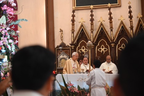 Una de las misas tradicionales de la mañana de este día, es la celebrada con seminaristas de la Arquidiócesis de Xalapa y otras Diócesis. San Rafael veía a este centro formador de sacerdotes, como algo esencial, a un obispo le puede faltar su catedral, pero no su seminario, solía expresar el santo obispo de Veracruz. 