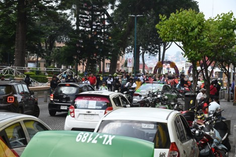 Motorepartidores de varias empresas marcharon desde SEFIPLAN  hasta Palacio Municipal de Xalapa, para acusar de robos y extorsión a policías y tránsito municipal.  Cerraron por varios minutos  la calle Enríquez. 