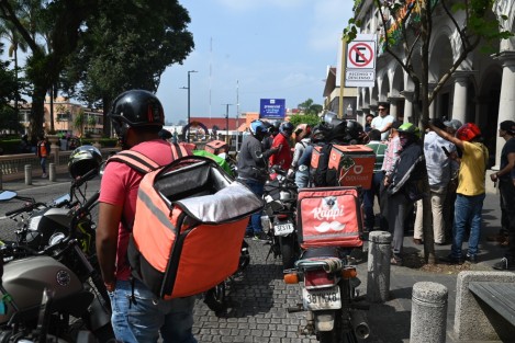 Motorepartidores de varias empresas marcharon desde SEFIPLAN  hasta Palacio Municipal de Xalapa, para acusar de robos y extorsión a policías y tránsito municipal.  Cerraron por varios minutos  la calle Enríquez. 