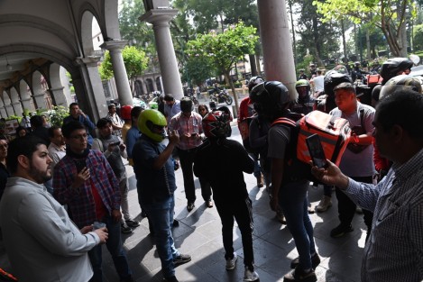 Motorepartidores de varias empresas marcharon desde SEFIPLAN  hasta Palacio Municipal de Xalapa, para acusar de robos y extorsión a policías y tránsito municipal.  Cerraron por varios minutos  la calle Enríquez. 