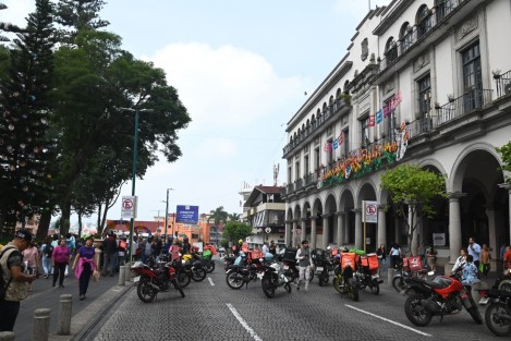 Motorepartidores de varias empresas marcharon desde SEFIPLAN  hasta Palacio Municipal de Xalapa, para acusar de robos y extorsión a policías y tránsito municipal.  Cerraron por varios minutos  la calle Enríquez. 