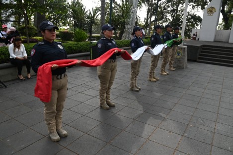 El subsecretario de Gobierno, Yair Ademar Domínguez y la titular de la Oficina de Programa de Gobierno, Waltraud Martínez, encabezaron en el parque Benito Juárez de la capital, el izamiento de bandera por el Día de las Naciones Unidas.