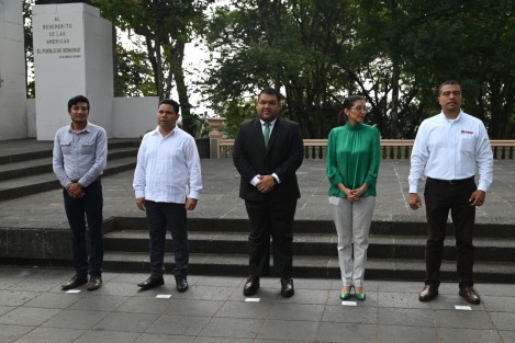 El subsecretario de Gobierno, Yair Ademar Domínguez y la titular de la Oficina de Programa de Gobierno, Waltraud Martínez, encabezaron en el parque Benito Juárez de la capital, el izamiento de bandera por el Día de las Naciones Unidas.