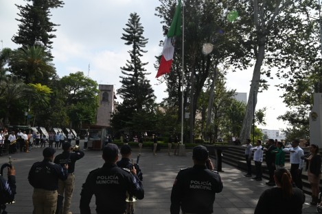 El subsecretario de Gobierno, Yair Ademar Domínguez y la titular de la Oficina de Programa de Gobierno, Waltraud Martínez, encabezaron en el parque Benito Juárez de la capital, el izamiento de bandera por el Día de las Naciones Unidas.