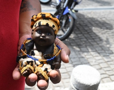 Un joven que paseaba  con su Ibeyi en el centro de la ciudad de Xalapa explicó que  son deidades africanas para la fortuna, la suerte y la prosperidad.