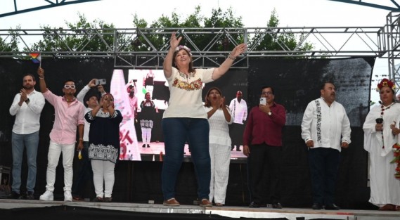 La ex secretaria de Energía del gobierno federal, encabezó una asamblea informativa en el salón social de la colonia Benito Juárez que reunió a cientos de personas que venían de municipios como Juchique de Ferrer y Yecuatla.