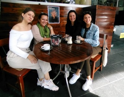 
Las actrices Leticia Valenzuela, Nallely Landa, Karina Eguía e Iris Ladrón de Guevara invitan a la obra El acertijo de Frau Heimlig, del 26 al 29 de octubre en el Foro Teatral Área 51.
