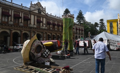 Ya son colocadas las tradicionales catrinas en la plaza Lerdo para el desfile de Día de Muertos.