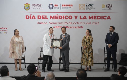 En el Día del Médico y la Médica, el gobernador Cuitláhuac García Jiménez entregó la condecoración al Mérito Profesional Doctor Pedro Rendón Domínguez a Roberto Peralta Juárez, médico internista y especialista en Infectología del Hospital General de Zona (HGZ) número 24 del Instituto Mexicano del Seguro Social.