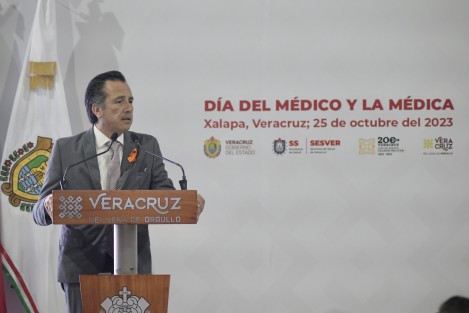 Al presidir la primera sesión extraordinaria anual del Consejo Estatal de Salud, el mandatario rindió homenaje post mortem al doctor Gerardo Díaz Morales, quien se desempeñó como secretario de Salud hasta su fallecimiento el pasado 29 de agosto; la medalla fue recibida por su esposa, Yolanda García Espino.