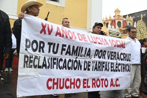 Integrantes de la asociación civil La Leyenda de Chucho el Roto se manifestaron en las escalinatas de la catedral de Xalapa para recriminar que ya cumplió un año la desaparición de su líder moral Francisco Fernández, El Potro.