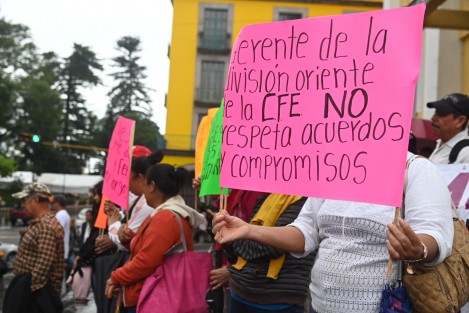 Integrantes de la asociación civil La Leyenda de Chucho el Roto se manifestaron en las escalinatas de la catedral de Xalapa para recriminar que ya cumplió un año la desaparición de su líder moral Francisco Fernández, El Potro.