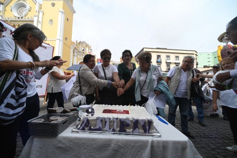 Con pastel, adheridos a la Agrupación Estatal de Jubilados y Pensionados del Issste en el Estado de Veracruz, A. C. (Ajupiv) conmemoraron que el próximo 1 de noviembre se cumplen dos años de la cancelación del seguro de vida institucional.