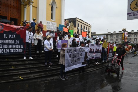Trabajadores del Poder Judicial de la Federación se manifestaron en dos puntos del centro de la ciudad de Xalapa  luego de la eliminación de fideicomisos.