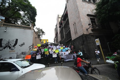 Trabajadores del Poder Judicial de la Federación se manifestaron en dos puntos del centro de la ciudad de Xalapa  luego de la eliminación de fideicomisos.