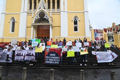 Trabajadores del Poder Judicial de la Federación se manifestaron en dos puntos del centro de la ciudad de Xalapa  luego de la eliminación de fideicomisos.