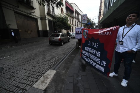 Trabajadores del Poder Judicial de la Federación se manifestaron en dos puntos del centro de la ciudad de Xalapa  luego de la eliminación de fideicomisos.