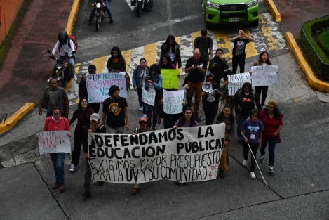 Estudiantes de la Universidad Veracruzana marcharon desde el Teatro del Estado hasta el centro de Xalapa, donde bloquearon la calle Enríquez por algunos minutos. Exigen al Gobierno que cumpla con entregar a la institución el 4% del presupuesto total del Estado, como marca la Ley.