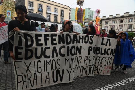 Estudiantes de la Universidad Veracruzana marcharon desde el Teatro del Estado hasta el centro de Xalapa, donde bloquearon la calle Enríquez por algunos minutos. Exigen al Gobierno que cumpla con entregar a la institución el 4% del presupuesto total del Estado, como marca la Ley.