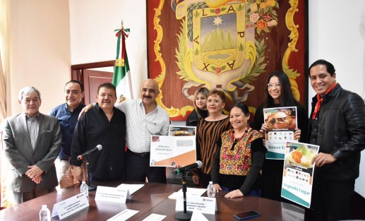 Con sus recetas ponen en alto el nombre de Xalapa, pues sus propuestas culinarias conjuntan riqueza gastronómica, historias familiares, tradición y unidad, afirmó el presidente municipal Ricardo Ahued Bardahuil, durante la entrega de estímulos a los ganadores de la convocatoria En busca del platillo representativo de Xalapa.
