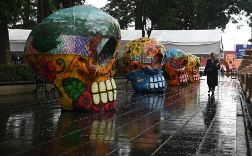 Para no discutir con los del plantón de Plaza Lerdo, algunos de los cráneos gigantes alusivos a Días de Muertos, se colocaron en el parque Juárez. 