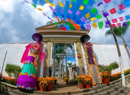 Como parte de los eventos organizados por el Ayuntamiento por la celebración del Día de Muertos, este viernes, sábado y domingo, de las 18:00 a las 22:00 horas, se desarrollarán en la explanada el Antiguo Cementerio Municipal de la calle 5 de Febrero diversas actividades culturales entre las que destacan relatos dramatizados y una muestra gastronómica. 